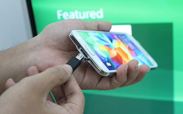 Kết nối điện thoại với tivi bằng cáp MHL