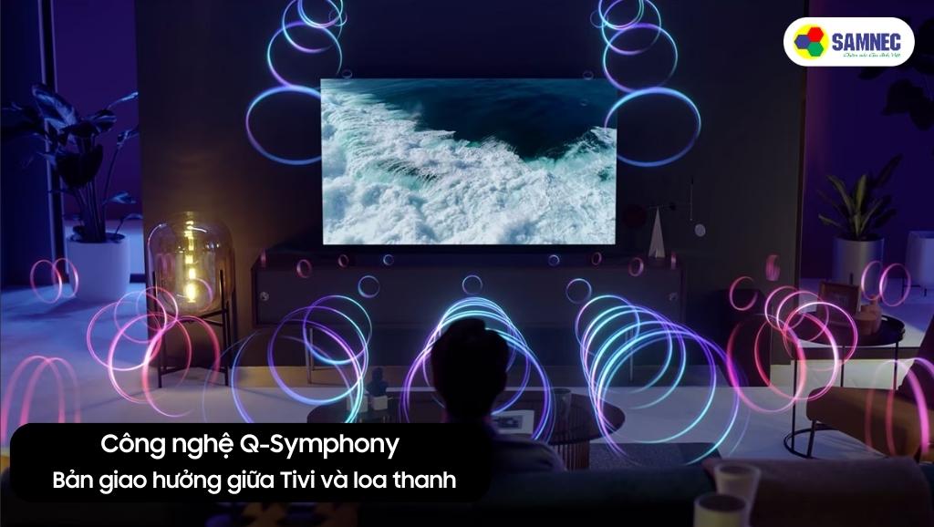 Công nghệ Q-Symphony kết hợp âm thanh Tivi Samsung CU8500 và hệ thống loa thanh