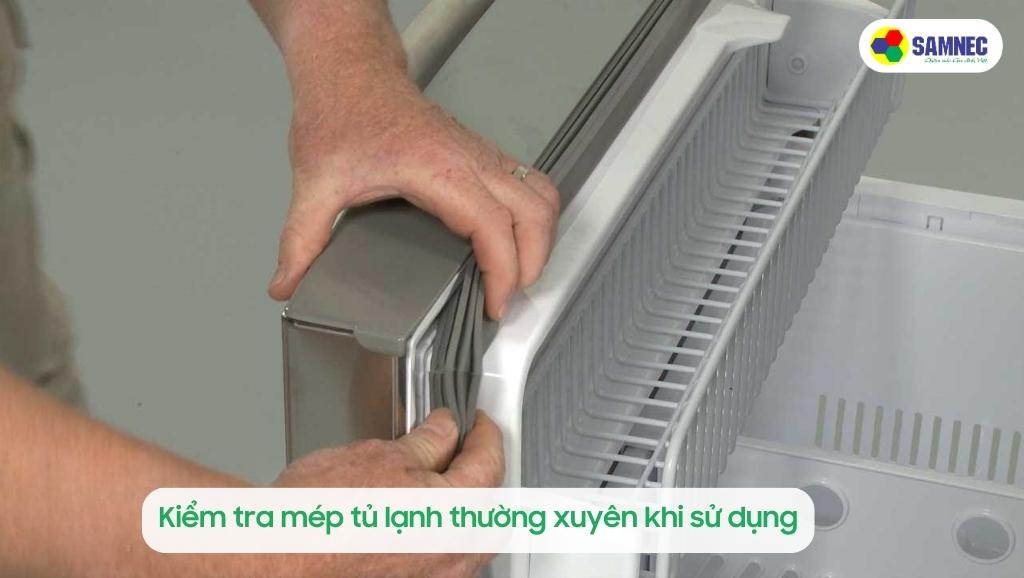 Kiểm tra mép tủ lạnh thường xuyên