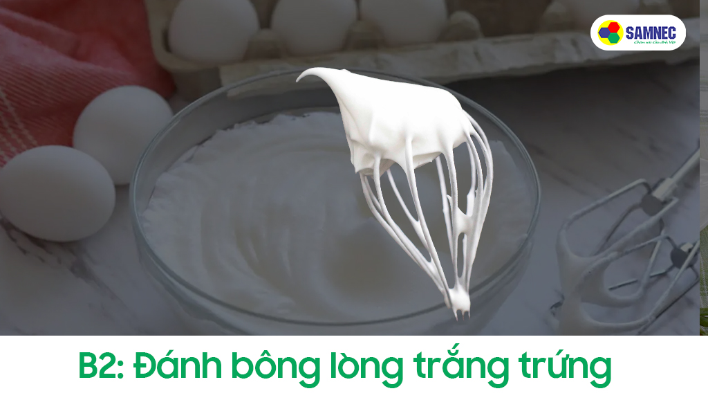 Đánh lòng trắng trứng đến khi đạt bông cứng