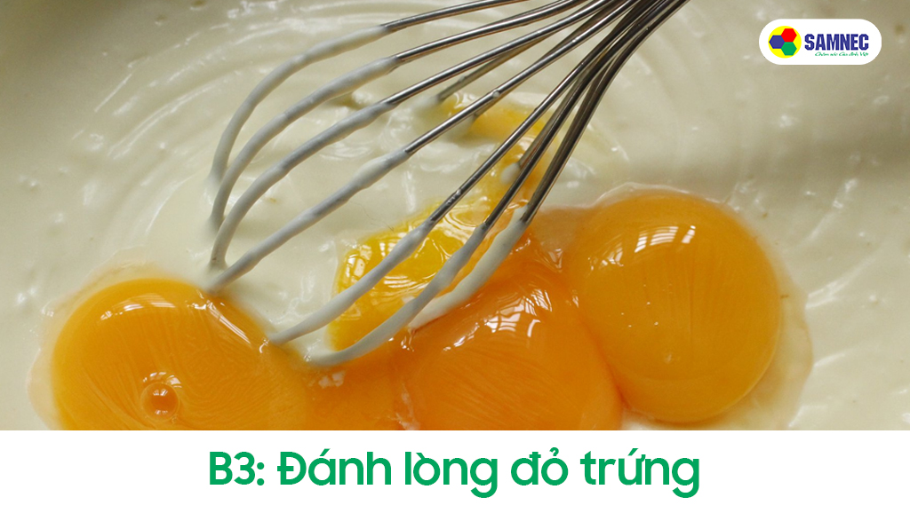 Trộn lòng đỏ trứng cùng lòng trắng đã đánh bông