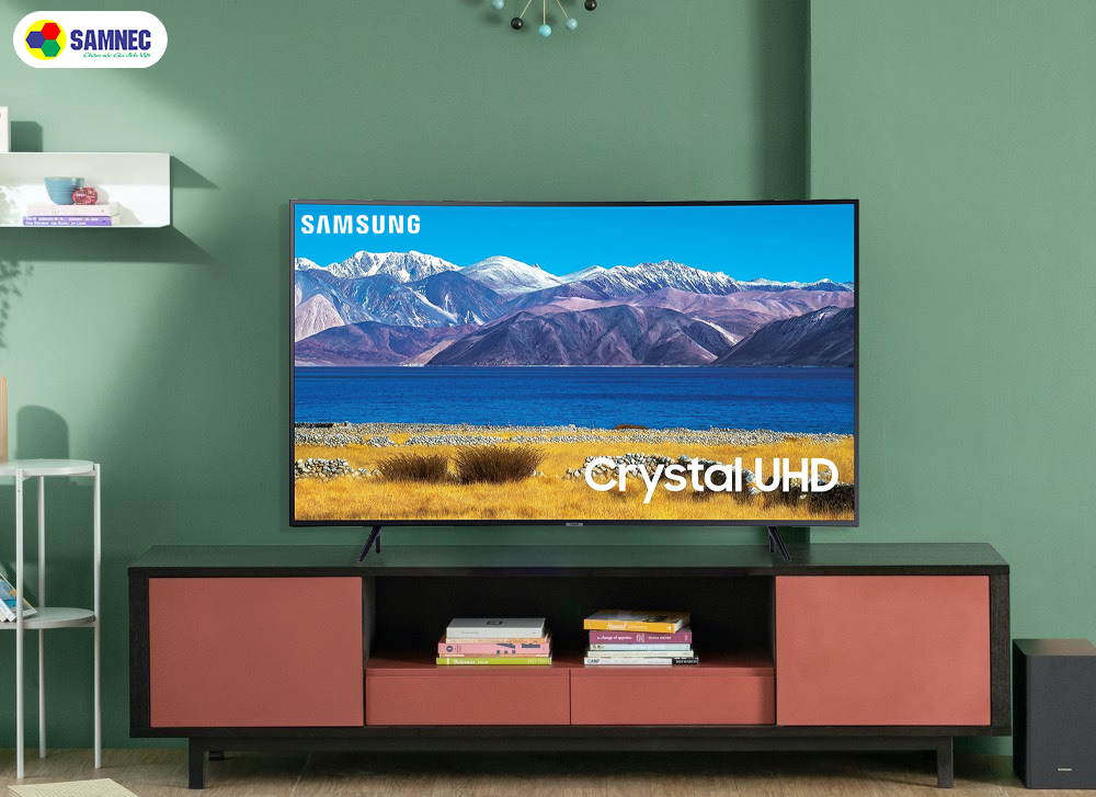 Tivi QLED và tivi Crystal UHD - chất lượng hình ảnh 4k: Bạn đang phân vân giữa Tivi QLED và Tivi Crystal UHD? Đừng lo, bởi cả hai loại này đều có độ phân giải 4K chất lượng cao để mang đến cho bạn những hình ảnh tuyệt vời nhất. Với khả năng tái tạo màu sắc tuyệt đẹp, độ tương phản và độ chính xác màu sắc cực cao, bạn sẽ như đắm mình trong thế giới hình ảnh sống động và đẹp nhất.