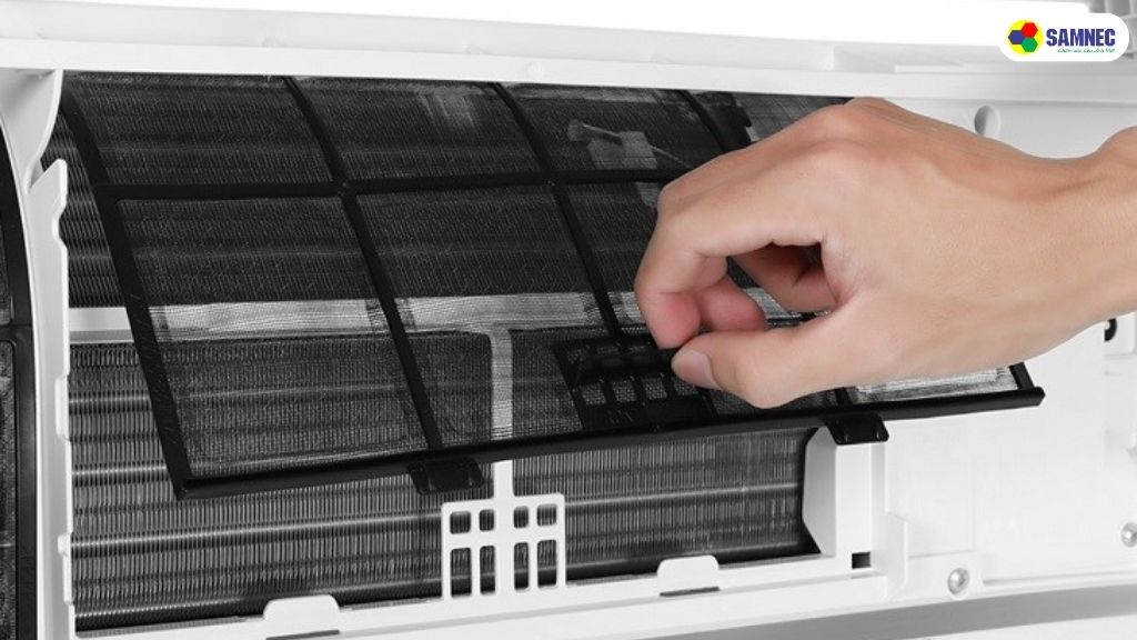 Vệ sinh tấm lưới lọc trong dàn lạnh