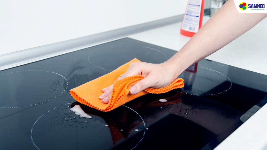 Tại sao cần vệ sinh mặt kính bếp từ thường xuyên?