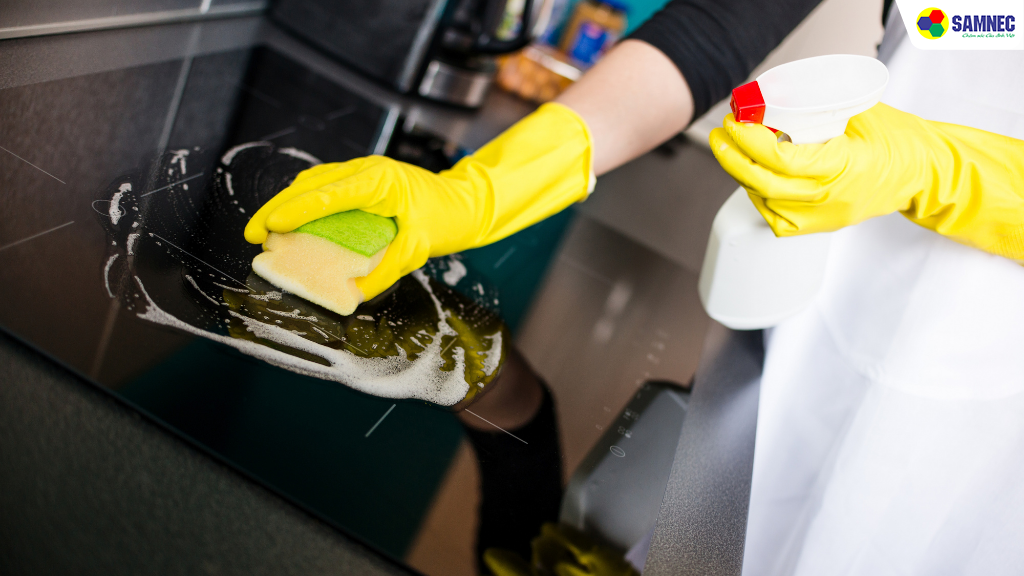 Sử dụng dung dịch tẩy rửa chuyên dụng