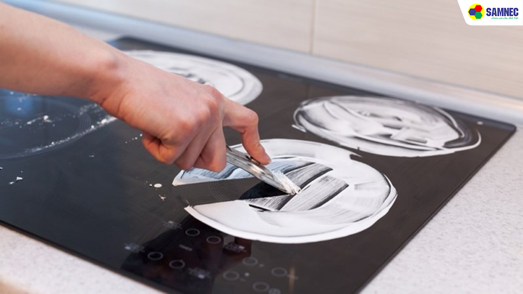 Sử dụng dao chuyên dụng vệ sinh mặt kính bếp