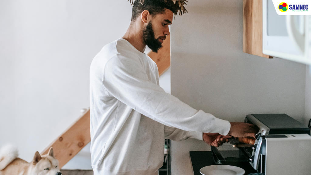 Nên đứng trước lò vi sóng khi đang hoạt động không?