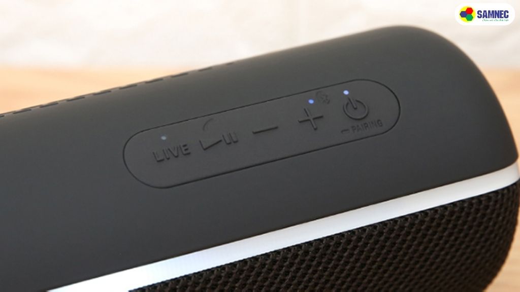  Bật loa bằng cách nhấn nút nguồn