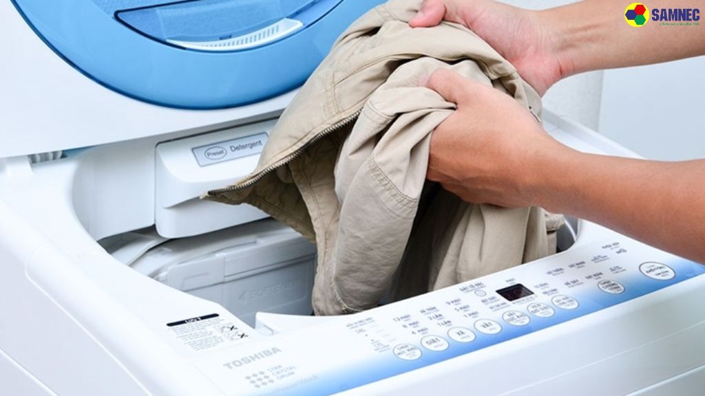 Kiểm tra quần áo bên trong lồng giặt