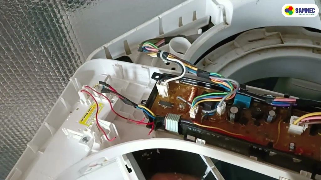 Dây cấp nguồn cho mô tơ xả bị đứt