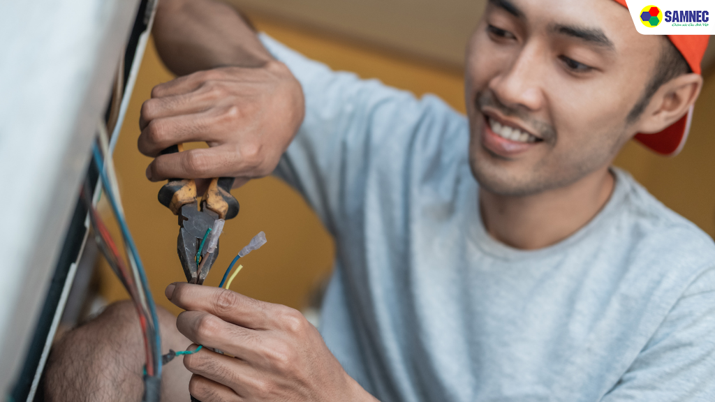 Dây điện cấp nguồn cho bơm xả bị đứt