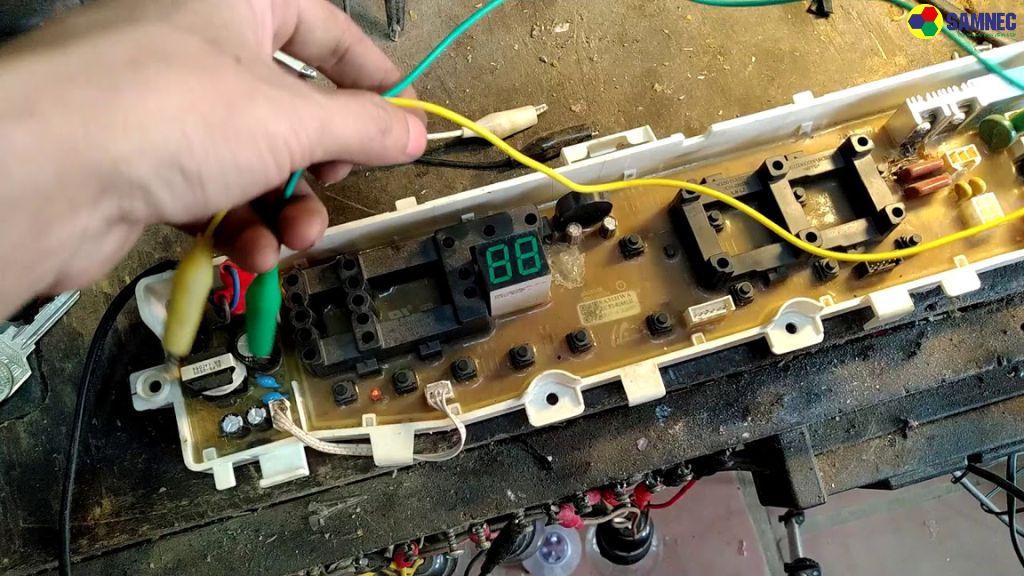 Bước 2: Kiểm tra bo mạch hiển thị của máy giặt
