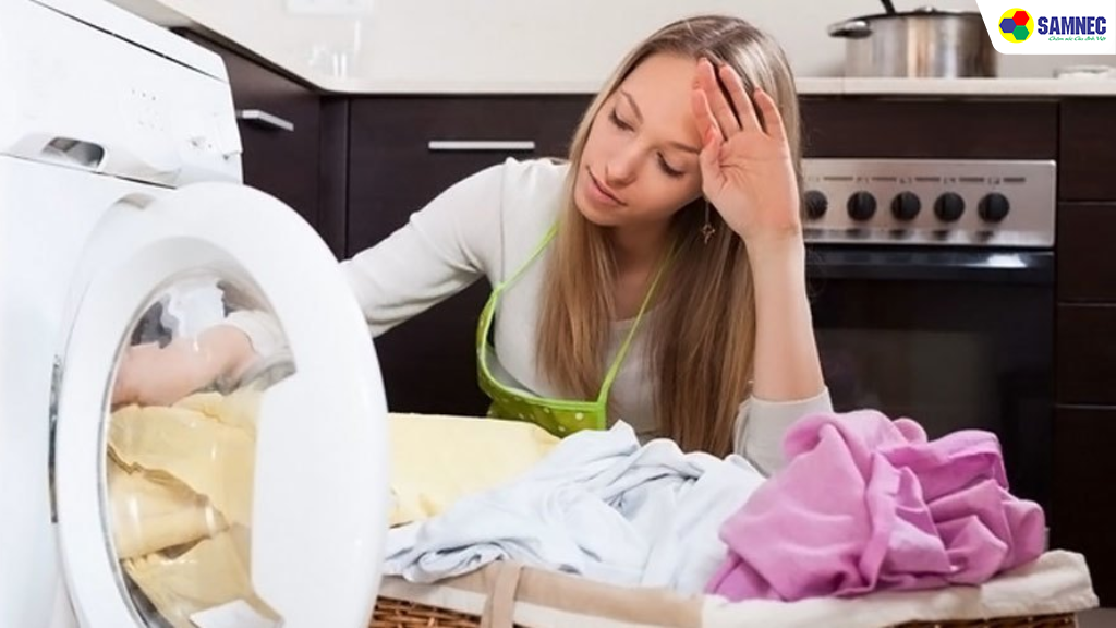 điều chỉnh quần áo trong lồng giặt