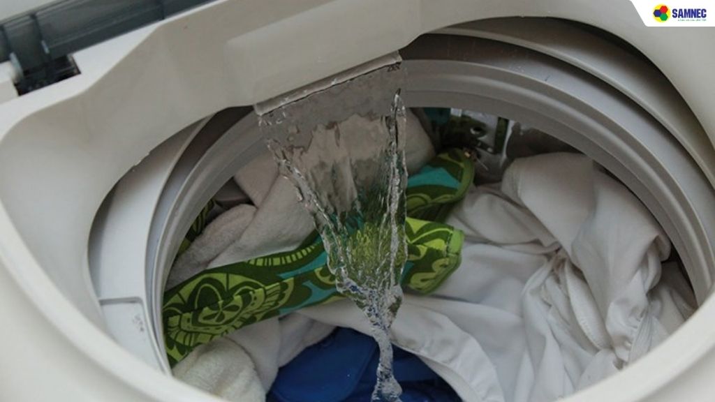 Máy giặt đột ngột xả hoặc cấp nước trong khi vắt