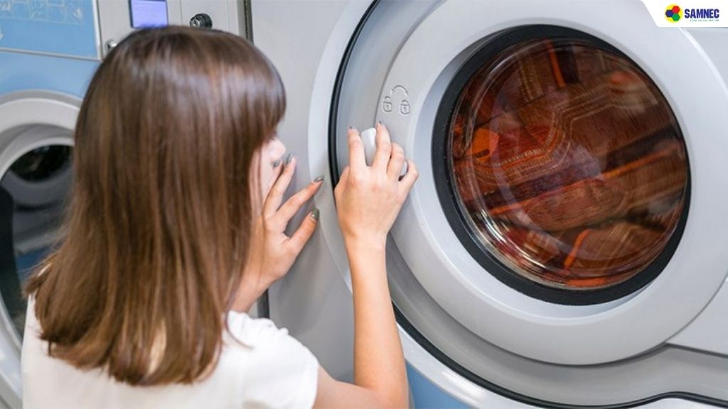 Máy không mở được nắp cả khi hoạt động và không hoạt động