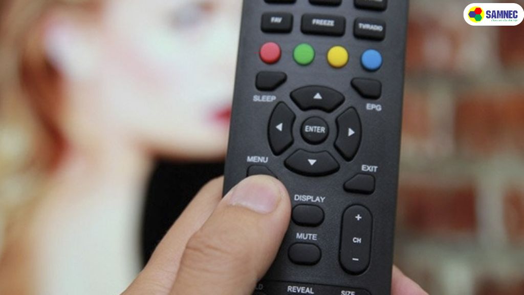 nhấn nút menu trên điều khiển từ xa của Samsung.