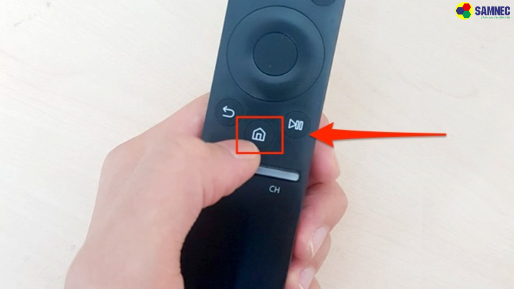 Bước 1: Nhấn nút Home (Hình ngôi nhà) trên remote để về giao diện chính
