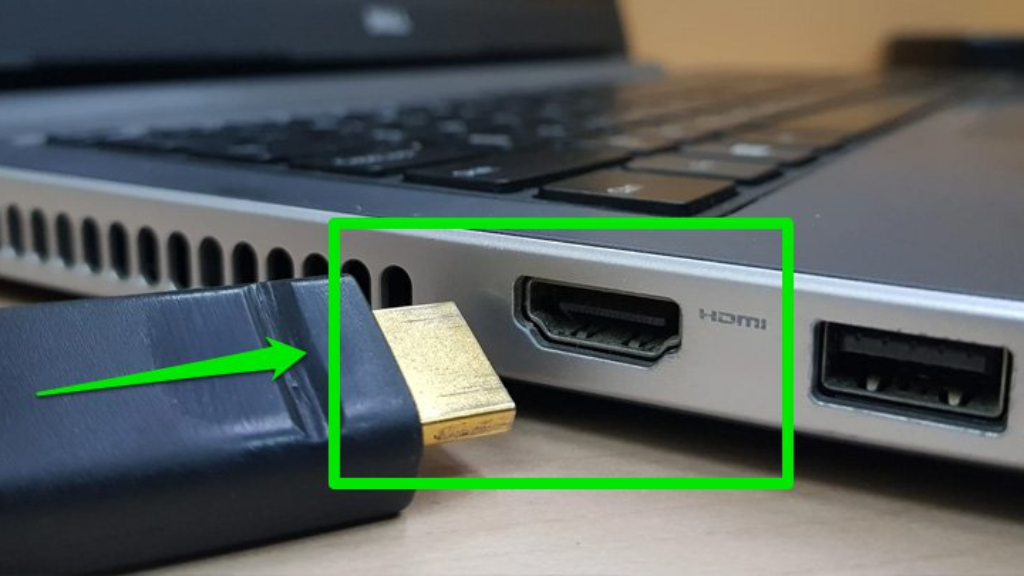Bước 1: Cắm một đầu dây cáp HDMI vào cổng HDMI trên laptop.