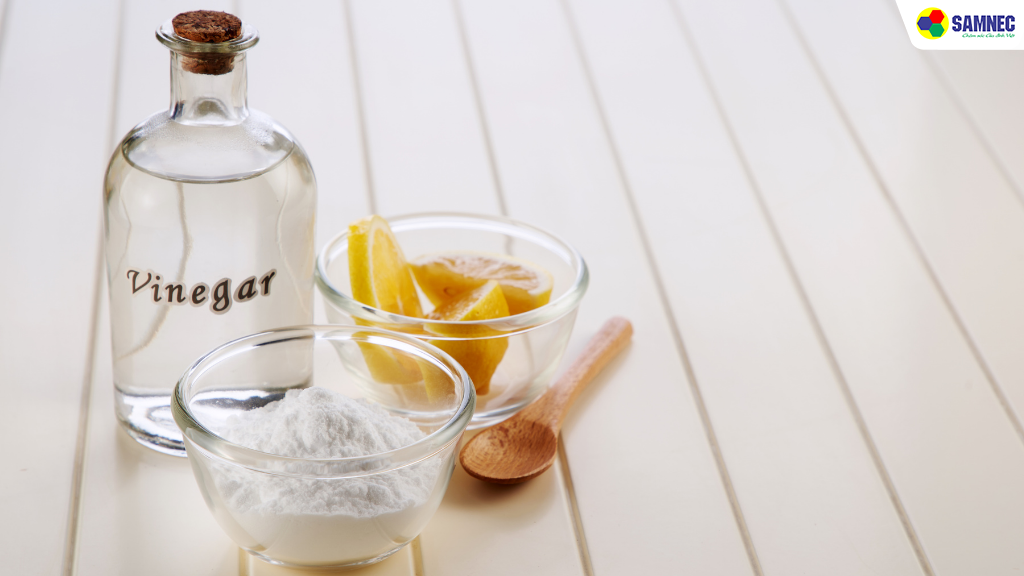 Sử dụng giấm hoặc dung dịch làm sạch màn hình
