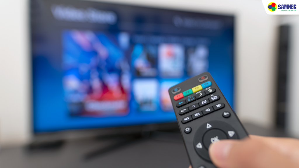 Không vệ sinh khi tivi đang bật hoặc còn nóng