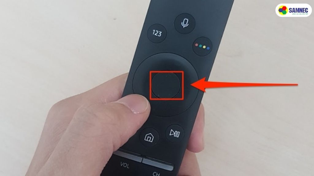 Nhấn và giữ nút "OK" trên remote