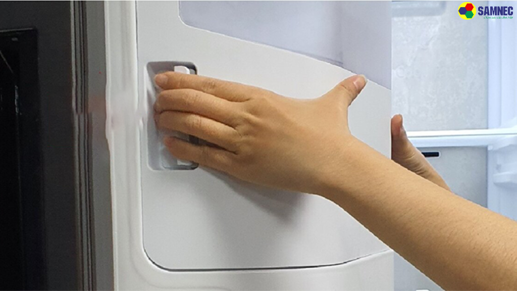 Kiểm tra hộp chứa đá của tủ lạnh