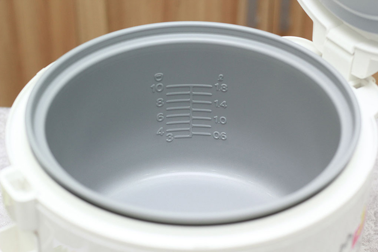 Nồi cơm nắp gài Sharp KS-N182ETV - Lòng nồi bằng hợp kim nhôm tráng men chống dính Nồi cơm nắp gài Sharp KS-N182ETV - Lòng nồi bằng hợp kim nhôm tráng men chống dính