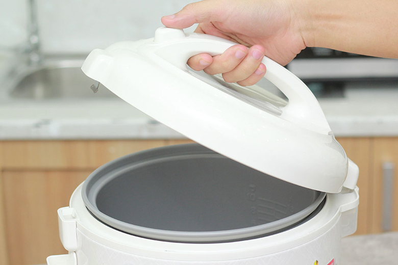 Nồi cơm nắp gài Sharp KS-N182ETV - Nút nhấn mở nắp đơn giản Nồi cơm nắp gài Sharp KS-N182ETV - Nút nhấn mở nắp đơn giản