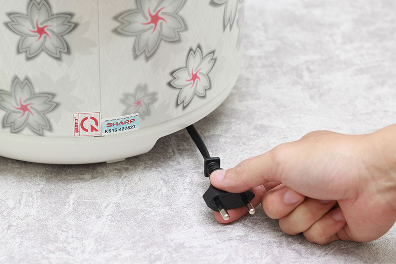Nồi cơm nắp gài Sharp KS-N182ETV - Dây điện rút gọn vào đáy nồi tiện dụng Nồi cơm nắp gài Sharp KS-N182ETV - Dây điện rút gọn vào đáy nồi tiện dụng