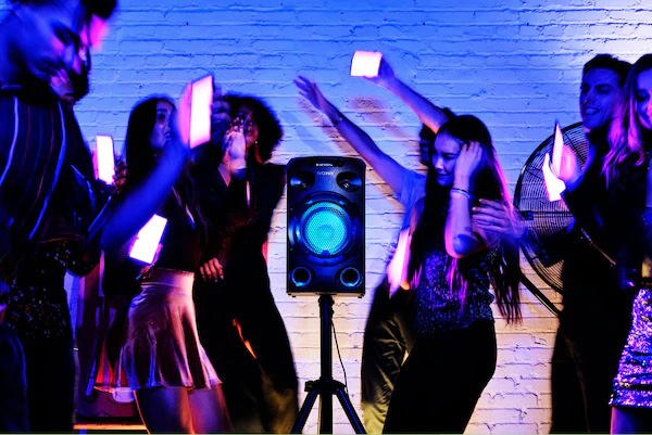 Khách dự tiệc sử dụng Đèn tiệc qua ứng dụng Fiestable trên điện thoại thông minh