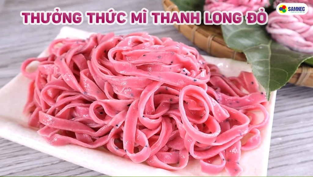 bày mỳ thanh long đỏ ra bát và thưởng thức