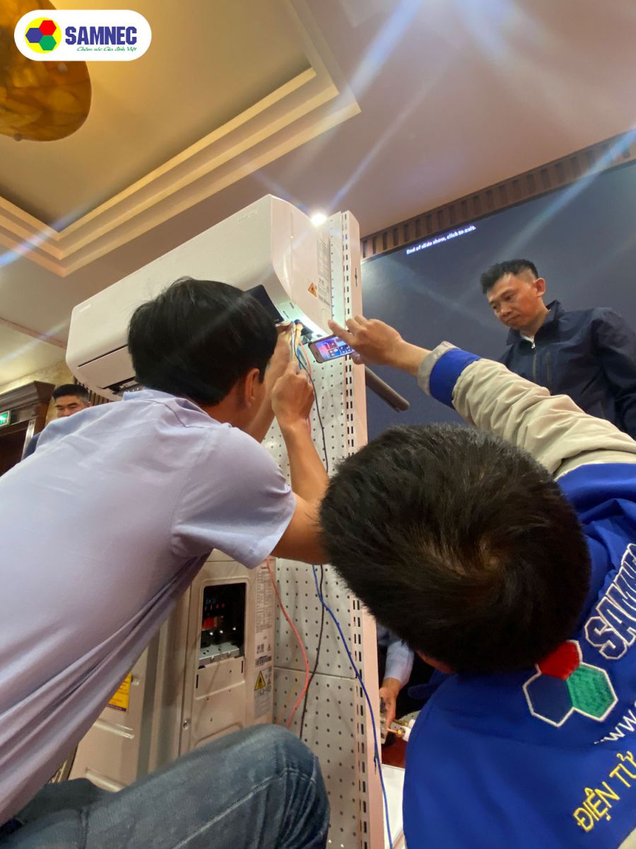 Dạy kiến thức cho nhân viên lắp đặt điều hòa