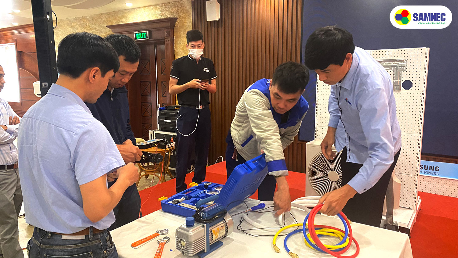 Nhân viên học cách lắp điều hòa Samsung