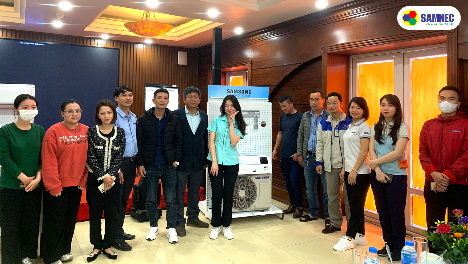 Nhân viên lắp điều hòa Samsung