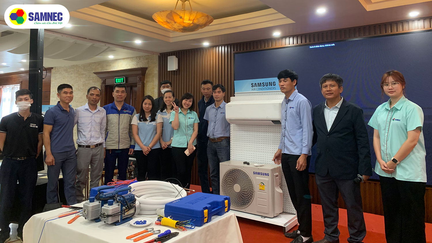 Nhân viên lắp điều hòa Samsung