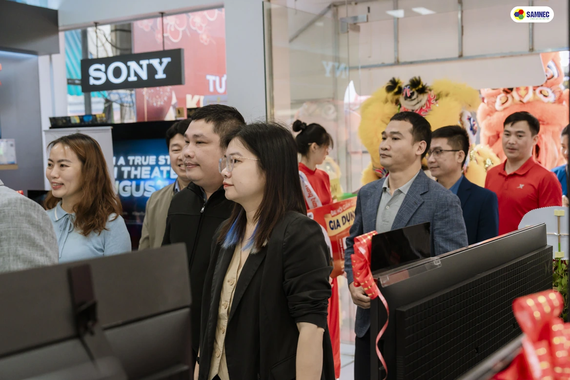 Buổi khai trương đón nhiều lượt khách tham quan mua sắm