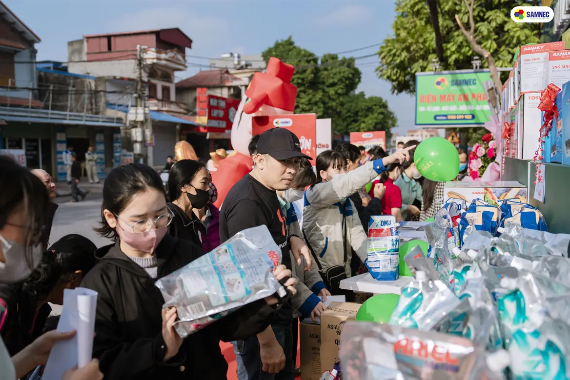 Buổi khai trương đón nhiều lượt khách tham quan mua sắm