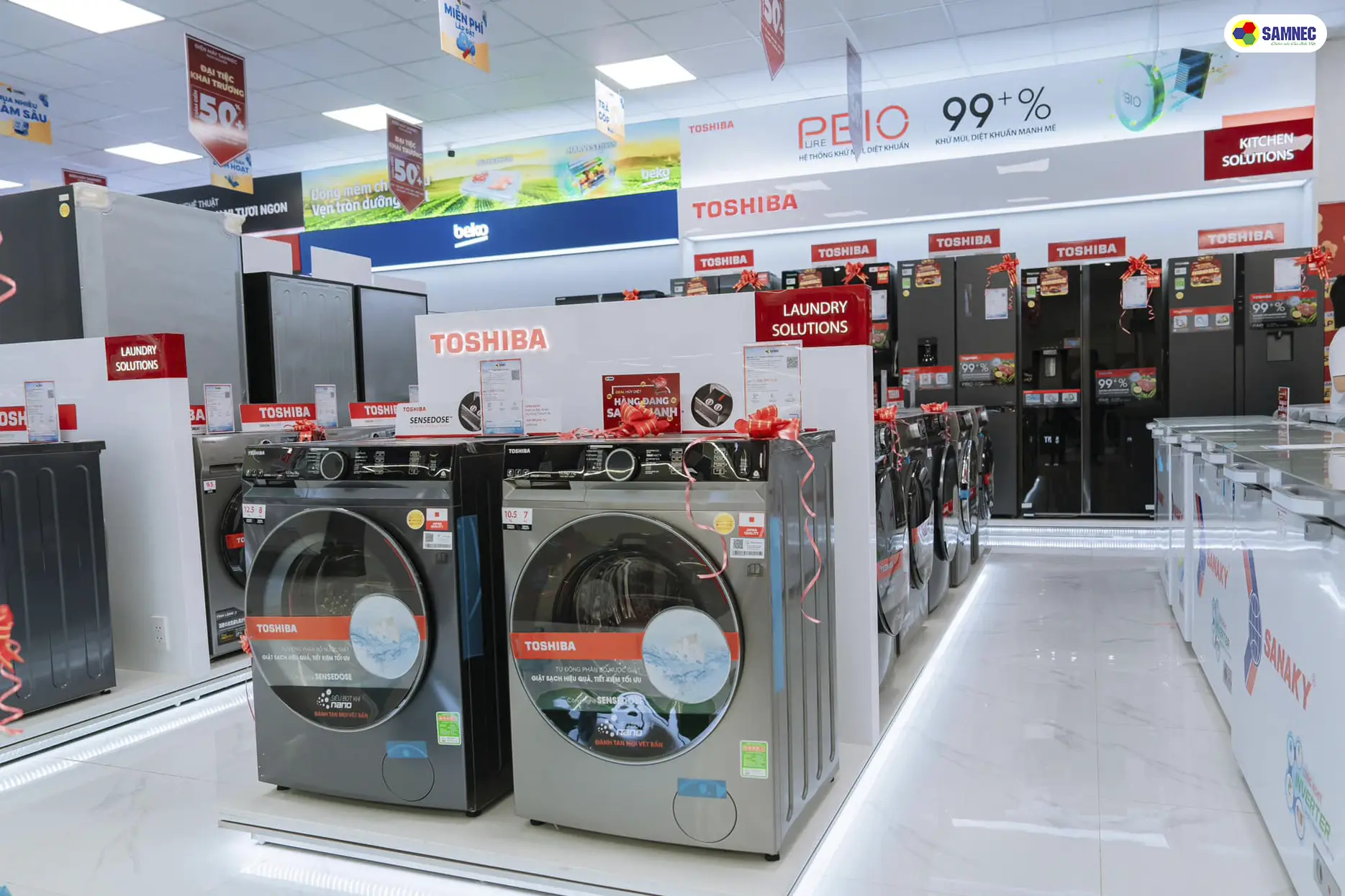 Các gian hàng trong quầy hàng đồng giá của Samnec Thủy Nguyên