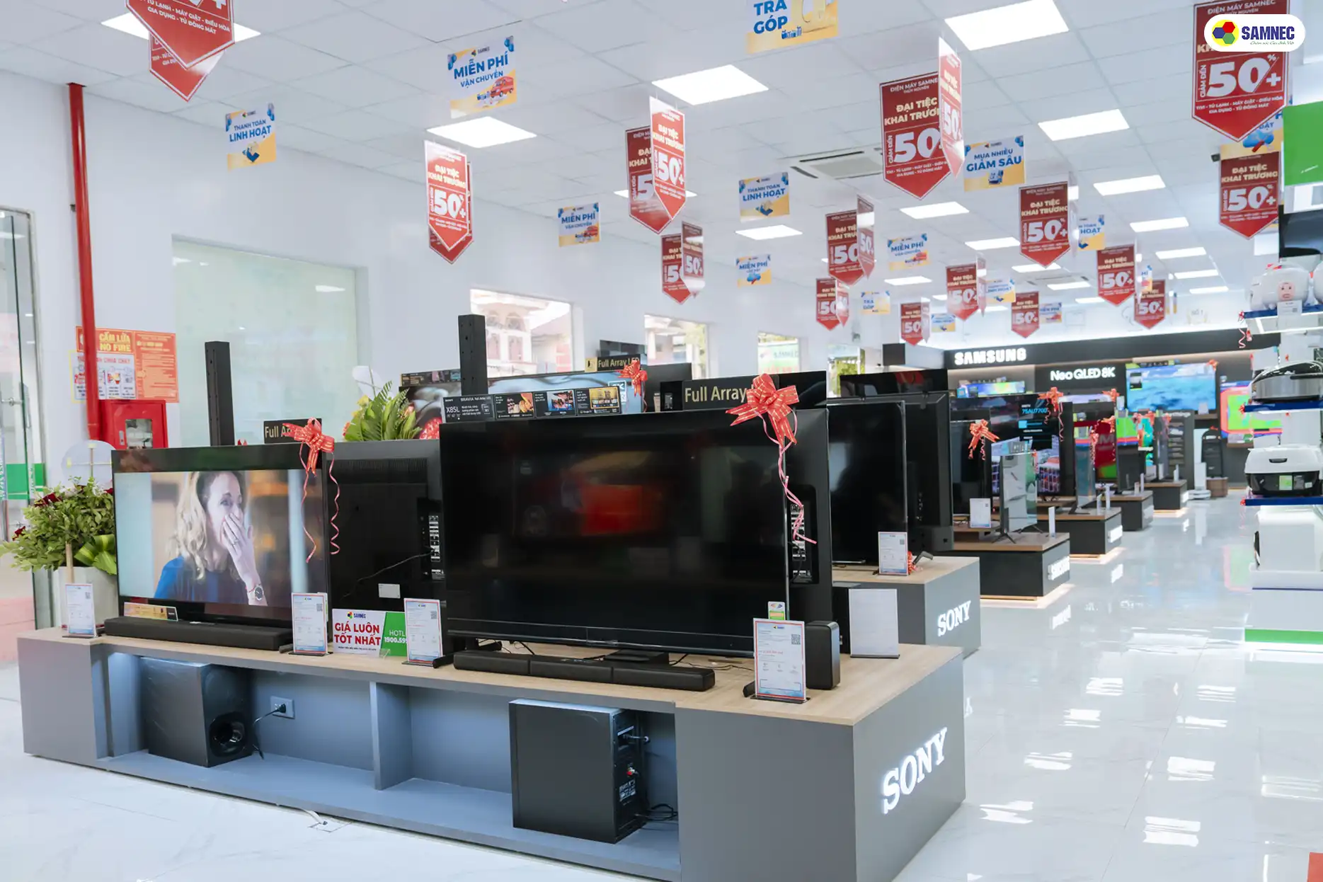 Các gian hàng trong quầy hàng đồng giá của Samnec Thủy Nguyên