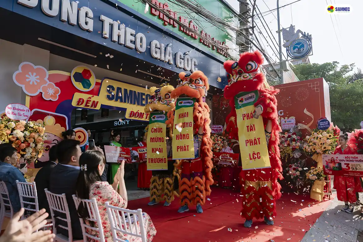 Buổi khai trương đón nhiều lượt khách tham quan mua sắm