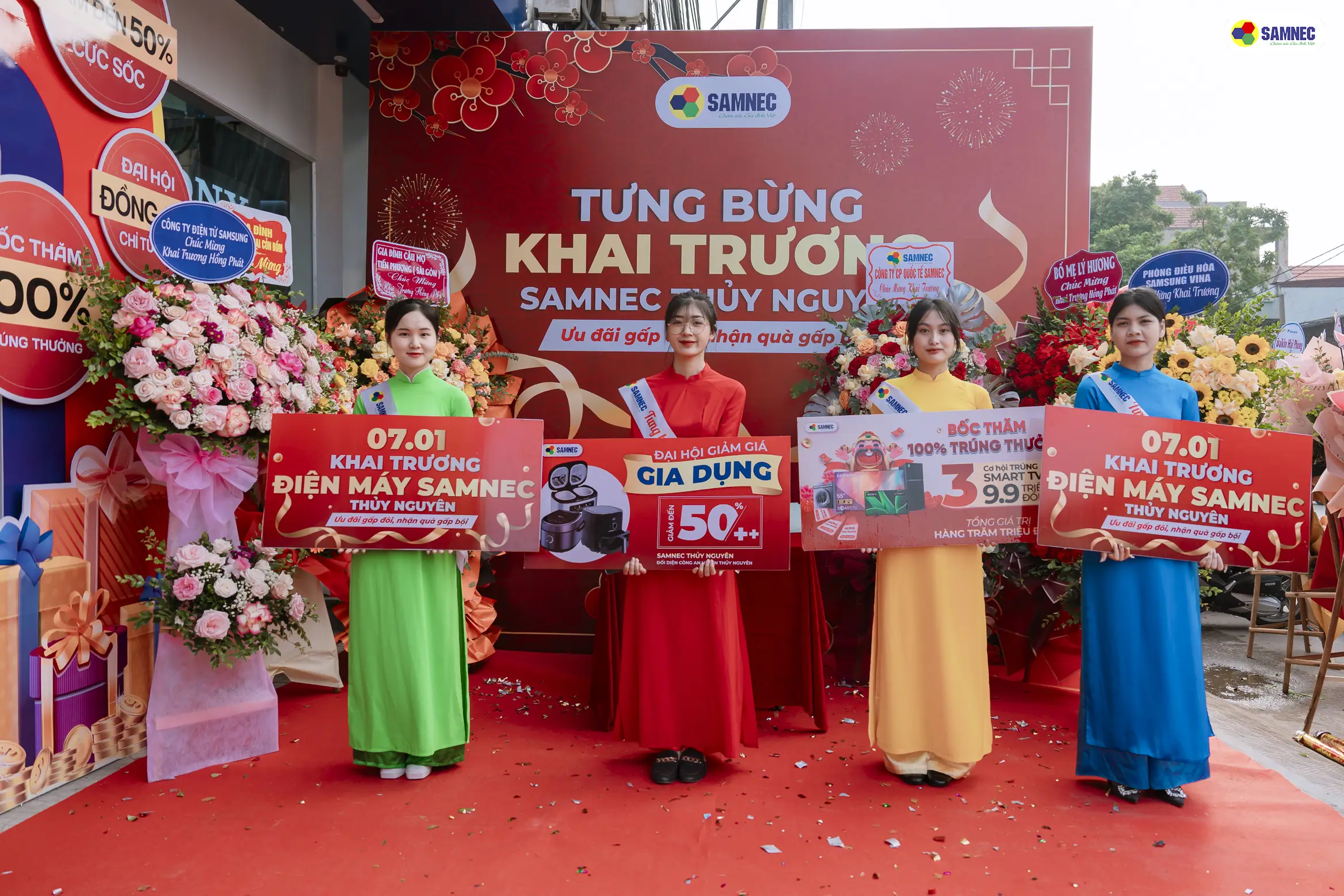 Ảnh có chứa văn bản, trang phục, biển hiệu, hoaMô tả được tạo tự động