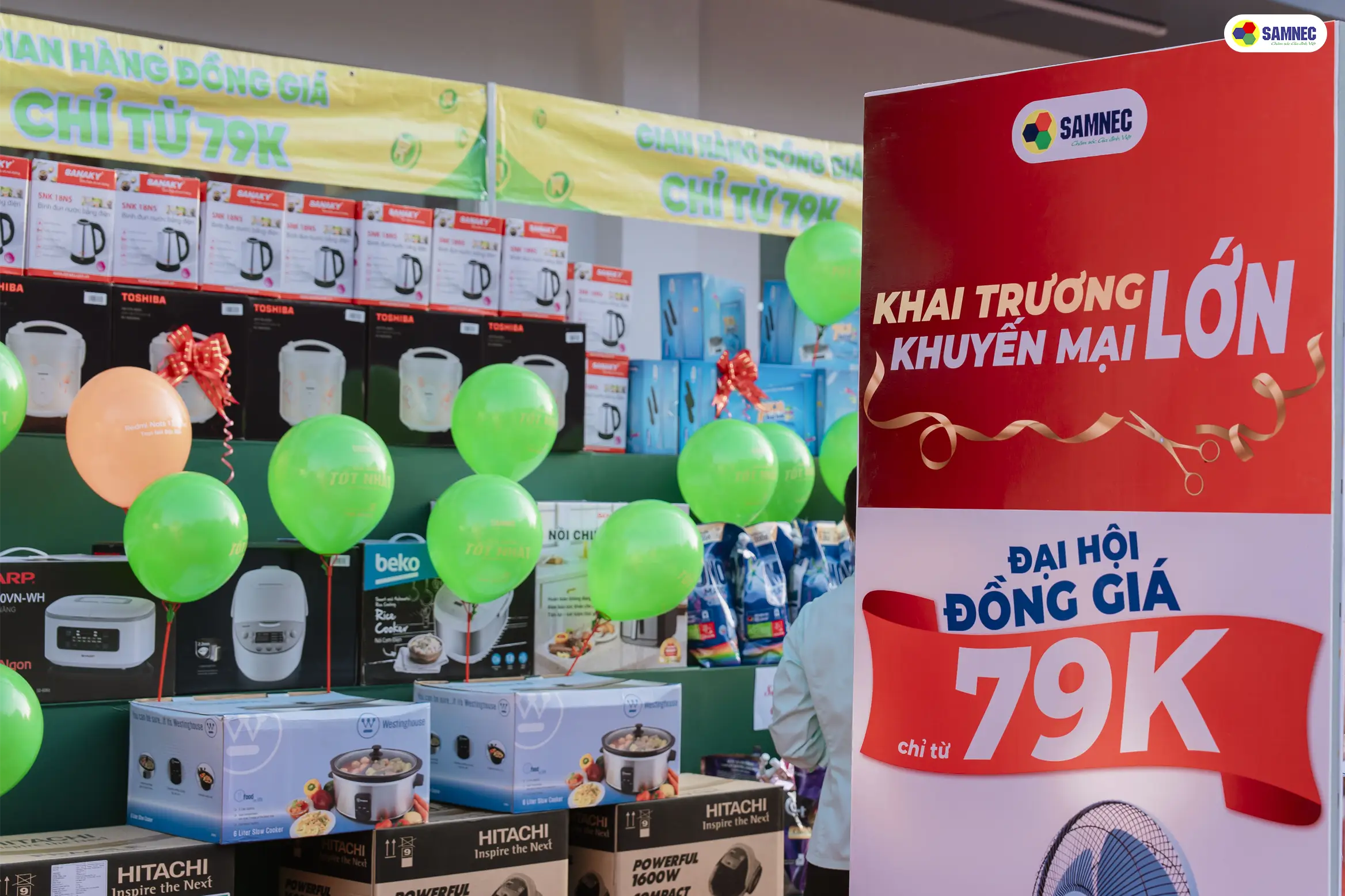 Quầy hàng đồng giá trong ngày khai trương samnec thủy nguyên