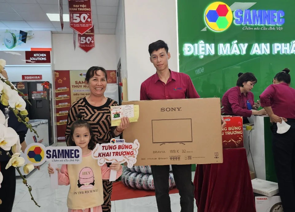 Ảnh có chứa trang phục, người, phụ nữ, văn bảnMô tả được tạo tự động