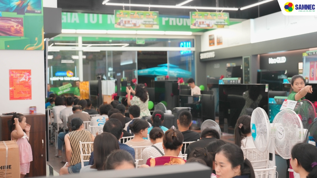 Nhiều khách hàng đã dành thời gian đến tham dự chương trình từ sớm