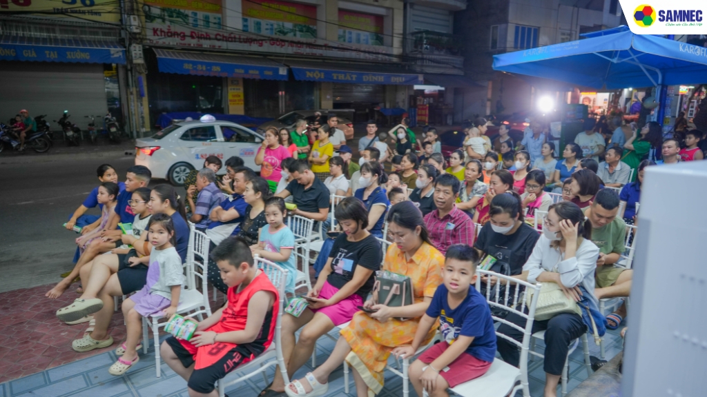 Nhiều khách hàng đã dành thời gian đến tham dự chương trình từ sớm