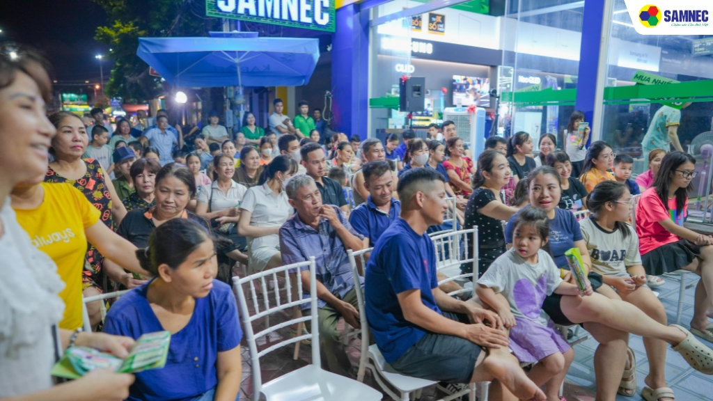 Nhiều khách hàng đã dành thời gian đến tham dự chương trình từ sớm