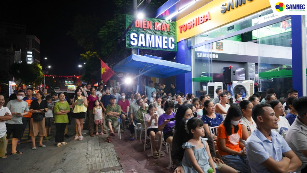 Nhiều khách hàng đã dành thời gian đến tham dự chương trình từ sớm