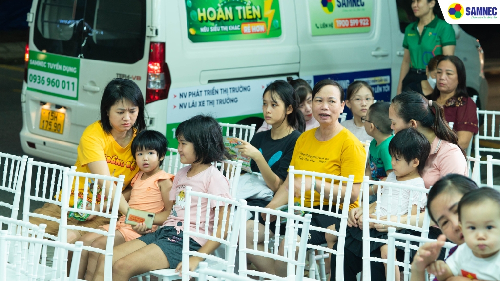 Nhiều khách hàng đã dành thời gian đến tham dự chương trình từ sớm