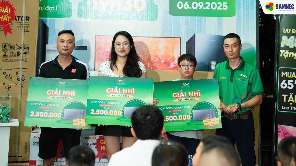 3 Giải nhì: Lò vi sóng cơ Toshiba 20L MM2-MG20PE(BM)VN