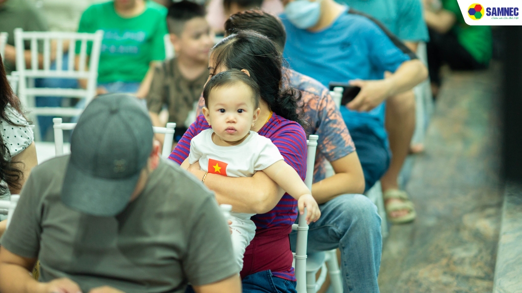 Nhiều khách hàng đã dành thời gian đến tham dự chương trình từ sớm